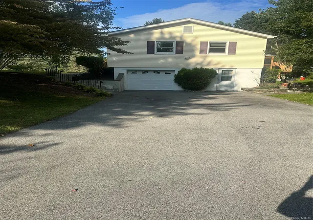 Photo 3 of Single family home for sale at 9 Elizabeth Dr, East Fishkill, NY 12533 | MLS# 1051240 | Listing updated on 2026-10-07