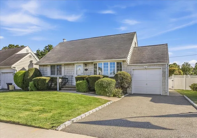 Photo 3 of Single family home for sale at 38 Croyden Ln, Oyster Bay, NY 11801 | MLS# 1051273 | Listing updated on 2026-10-09
