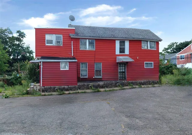 Photo 3 of Sale Pending at 2 Alder St, Yonkers, NY 10701 | MLS# 1051274 | Listing updated on 2026-10-06