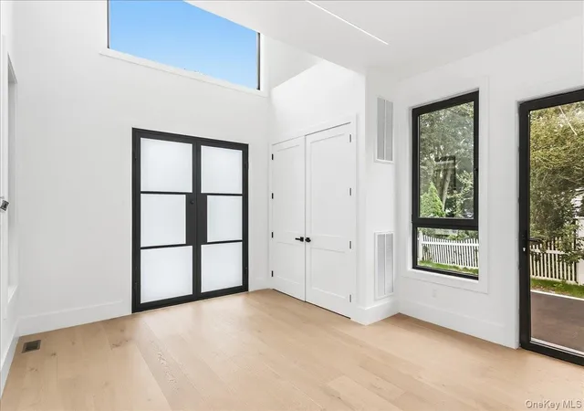 Photo 3 of Mansion for sale at 1080 Westminster Ave, Huntington, NY 11746 | MLS# 1051281 | Listing updated on 2026-09-18