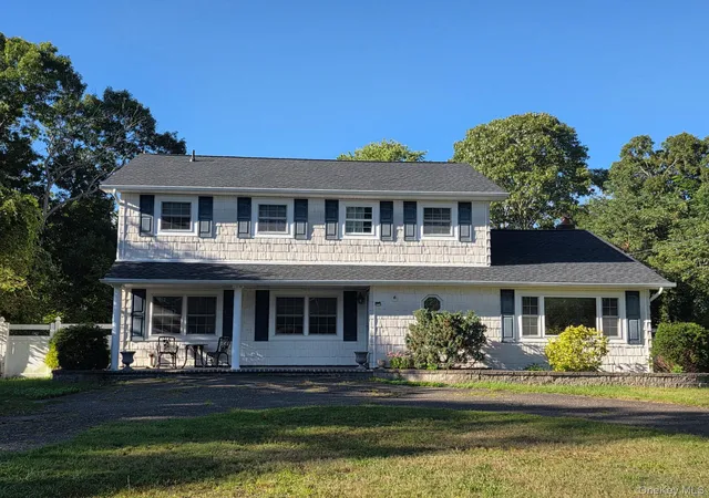 Photo 1 of Single family home for sale at 343 Mohawk Pl, Islip, NY 11741 | MLS# 1051284 | Listing updated on 2026-09-22