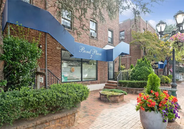 Condo for sale at 7 Bond St #3G, North Hempstead, NY 11021 | MLS# 1051314