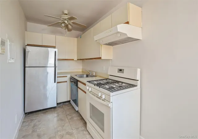 Photo 3 of Condo for sale at 7 Bond St #3G, North Hempstead, NY 11021 | MLS# 1051314 | Listing updated on 2026-09-23