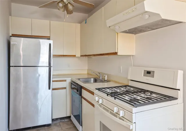 Photo 4 of Condo for sale at 7 Bond St #3G, North Hempstead, NY 11021 | MLS# 1051314 | Listing updated on 2026-09-23