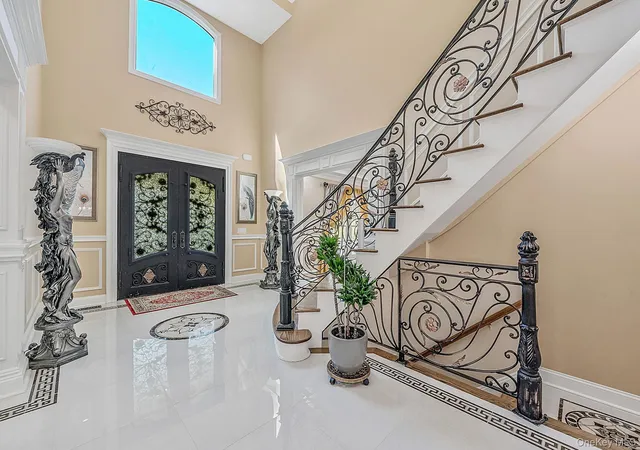 Photo 3 of Single family home for sale at 3 Dionne Ct, Huntington, NY 11768 | MLS# 1051328 | Listing updated on 2026-09-19