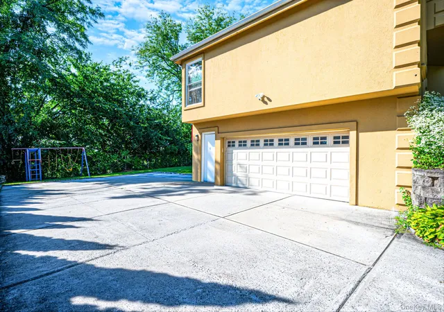 Photo 3 of Single family home for sale at 150 Mimosa Dr, North Hempstead, NY 11576 | MLS# 1051338 | Listing updated on 2026-09-16