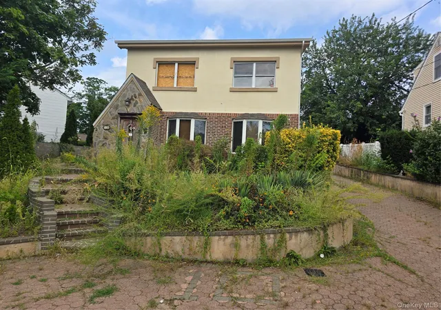 Single family home for sale at 10 Summer Ave, North Hempstead, NY 11020 | MLS# 1051366