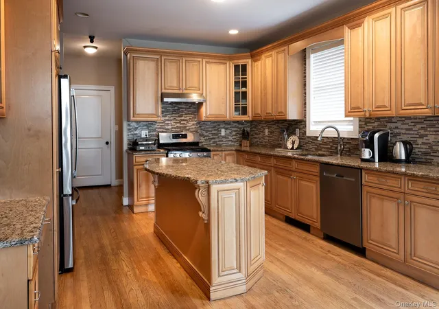 Photo 3 of Single family home for sale at 2 Heritage Pl, Orangetown, NY 10983 | MLS# 1051416 | Listing updated on 2026-09-17