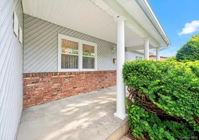 Photo 3 of Single family home for sale at 38 Waterford Dr, Babylon, NY 11798 | MLS# 1051429 | Listing updated on 2026-09-19