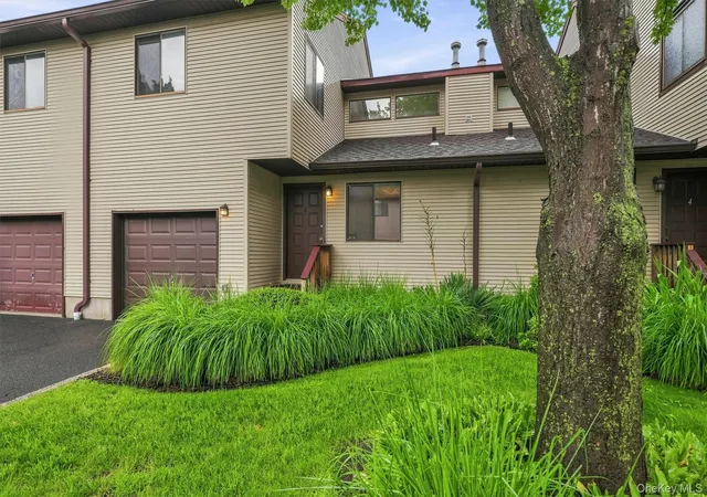 Photo 2 of Single family home for sale at 6 Ryan Ct, Clarkstown, NY 10954 | MLS# 1051447 | Listing updated on 2026-09-17