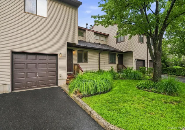 Photo 3 of Single family home for sale at 6 Ryan Ct, Clarkstown, NY 10954 | MLS# 1051447 | Listing updated on 2026-09-17