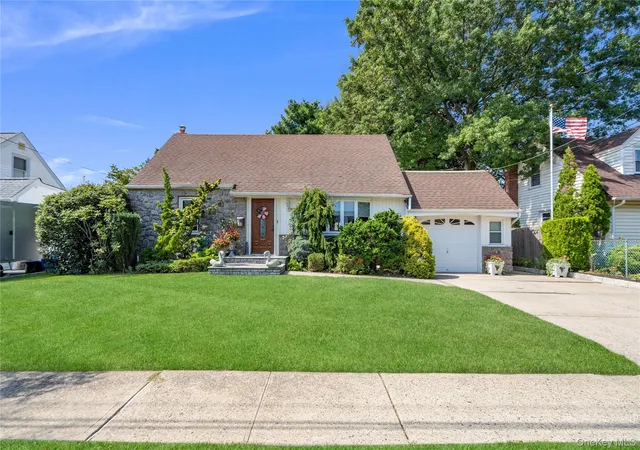 Photo 3 of Single family home for sale at 14 Mayfair Ln, Oyster Bay, NY 11801 | MLS# 1051563 | Listing updated on 2026-09-19