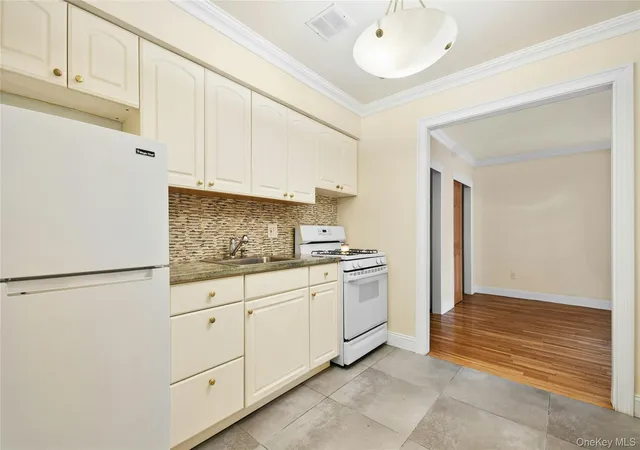 Photo 4 of House for sale at 137 E 235th Street, New York, NY 10470 | MLS# 1051576 | Listing updated on 2026-09-17