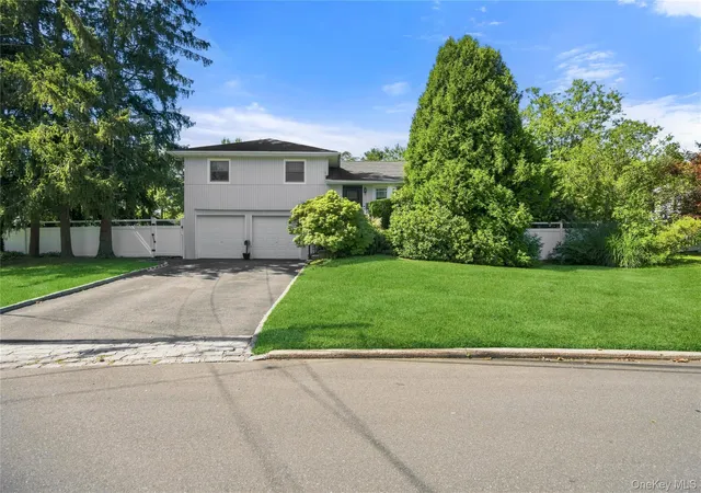 Single family home for sale at 19 W Farms Ln, Huntington, NY 11725 | MLS# 1051592