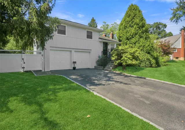 Photo 2 of Single family home for sale at 19 W Farms Ln, Huntington, NY 11725 | MLS# 1051592 | Listing updated on 2026-09-30