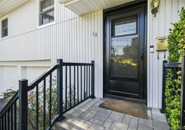 Photo 3 of Single family home for sale at 19 W Farms Ln, Huntington, NY 11725 | MLS# 1051592 | Listing updated on 2026-09-30