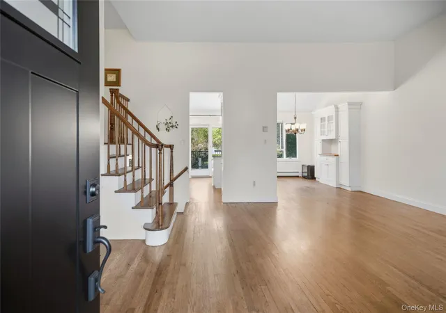 Photo 4 of Single family home for sale at 19 W Farms Ln, Huntington, NY 11725 | MLS# 1051592 | Listing updated on 2026-09-30