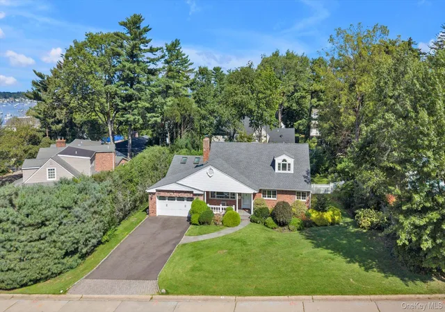Photo 4 of Single family home for sale at 3 South Ct, North Hempstead, NY 11050 | MLS# 1051621 | Listing updated on 2026-09-17