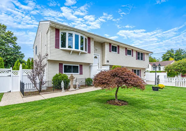Photo 1 of Single family home for sale at 201 Overton St, Babylon, NY 11729 | MLS# 1051672 | Listing updated on 2026-09-20
