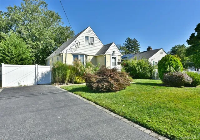 Photo 3 of Single family home for sale at 35 Montauk Dr, Islip, NY 11706 | MLS# 1051700 | Listing updated on 2026-09-17