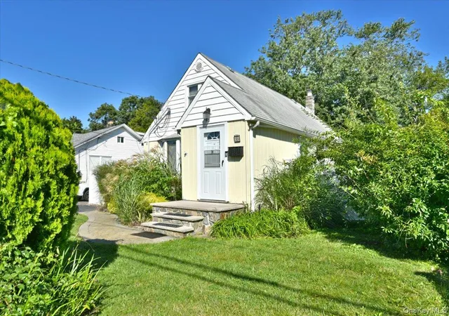 Photo 3 of Single family home for sale at 35 Montauk Dr, Islip, NY 11706 | MLS# 1051700 | Listing updated on 2026-09-17