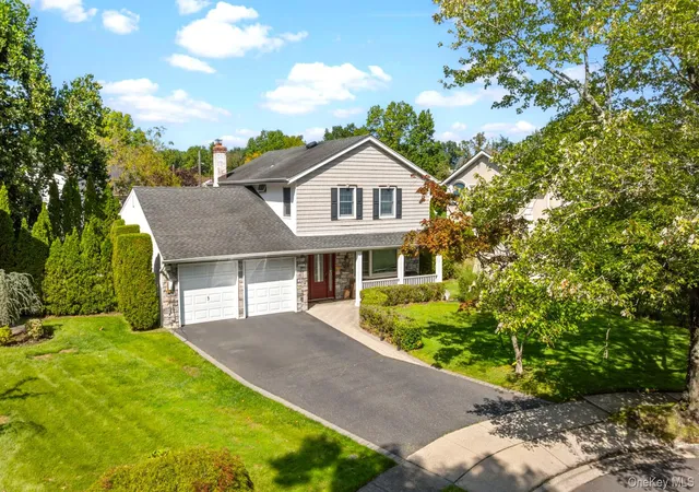 Single family home for sale at 89 Brook Ct S, North Hempstead, NY 11040 | MLS# 1051732