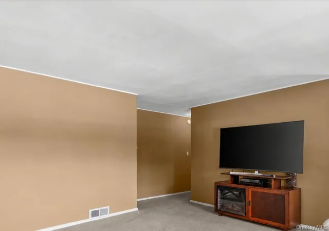 Photo 4 of Single family home for sale at 41 Cornell Ln, Oyster Bay, NY 11801 | MLS# 1051750 | Listing updated on 2026-10-06