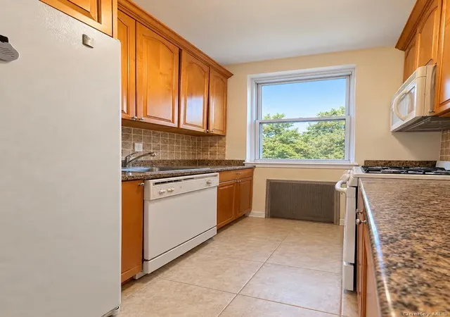 Photo 3 of House for sale at 6535 Broadway #6E, New York, NY 10471 | MLS# 1051756 | Listing updated on 2026-09-17