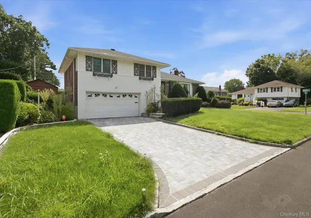 Photo 3 of Single family home for sale at 2 Goldfield St, Huntington, NY 11747 | MLS# 1051791 | Listing updated on 2026-10-07
