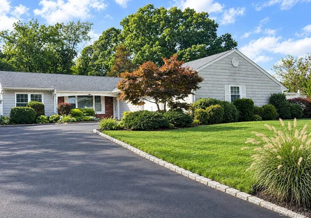 Photo 2 of Single family home for sale at 4 Carston St W, Brookhaven, NY 11784 | MLS# 1051829 | Listing updated on 2026-10-03