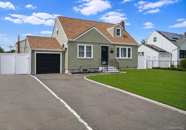 Photo 2 of Single family home for sale at 13 Maple Dr, Babylon, NY 11757 | MLS# 1051855 | Listing updated on 2026-09-29
