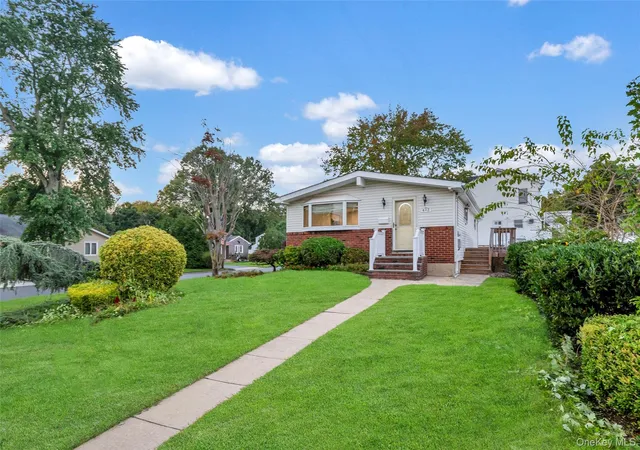 Photo 1 of Single family home for sale at 423 Westview Ave, Babylon, NY 11729 | MLS# 1051894 | Listing updated on 2026-09-18