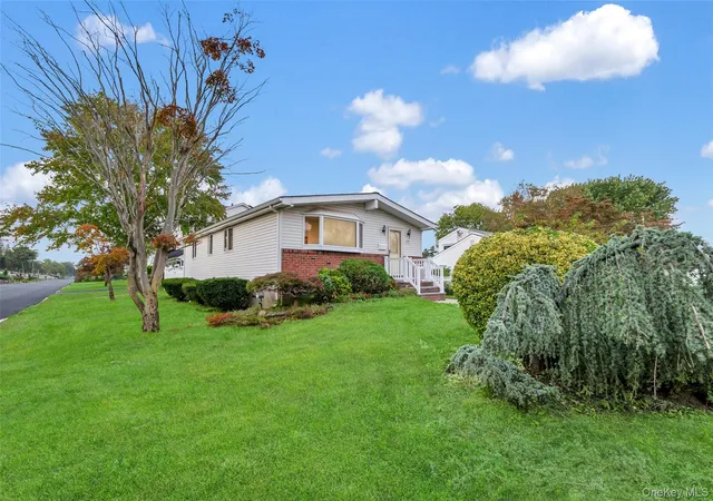 Photo 2 of Single family home for sale at 423 Westview Ave, Babylon, NY 11729 | MLS# 1051894 | Listing updated on 2026-09-18