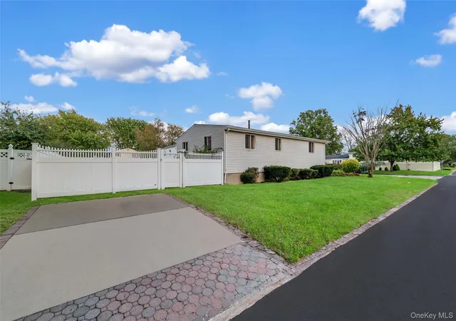 Photo 3 of Single family home for sale at 423 Westview Ave, Babylon, NY 11729 | MLS# 1051894 | Listing updated on 2026-09-18