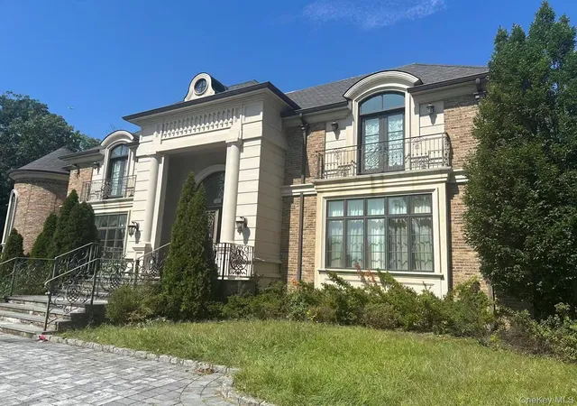 Photo 1 of Mansion for sale at 3 Moline Ct, North Hempstead, NY 11024 | MLS# 1051935 | Listing updated on 2026-09-28