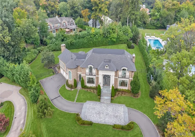 Photo 3 of Mansion for sale at 3 Moline Ct, North Hempstead, NY 11024 | MLS# 1051935 | Listing updated on 2026-10-10