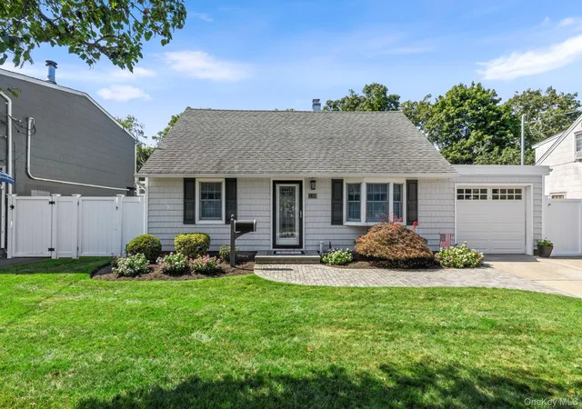 Photo 1 of Single family home for sale at 139 Arlyn Dr W, Oyster Bay, NY 11758 | MLS# 1051983 | Listing updated on 2026-10-07