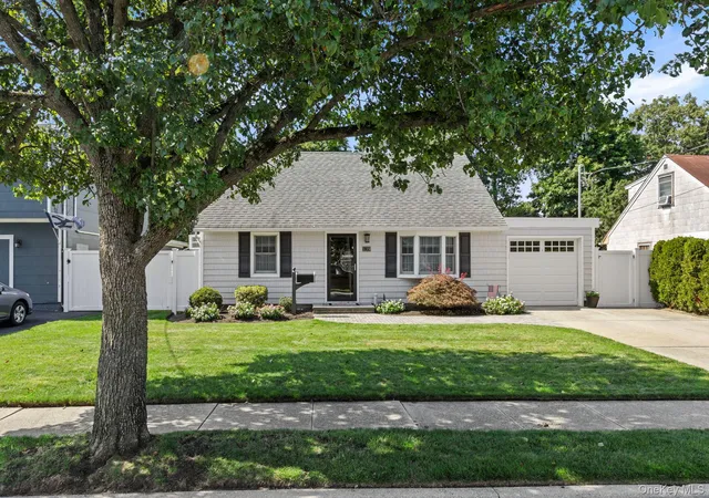 Photo 2 of Single family home for sale at 139 Arlyn Dr W, Oyster Bay, NY 11758 | MLS# 1051983 | Listing updated on 2026-10-07