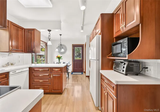 Photo 4 of Single family home for sale at 4 Wayne Dr, Poughkeepsie (town), NY 12601 | MLS# 1051987 | Listing updated on 2026-09-19