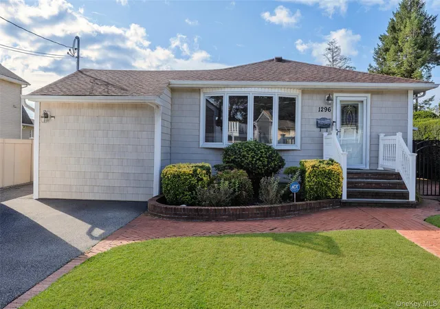 Photo 1 of Single family home for sale at 1296 Leslie Ln, Hempstead, NY 11710 | MLS# 1052015 | Listing updated on 2026-09-18
