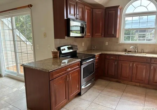 Photo 4 of Condo for sale at 154 Christine Dr, Huntington, NY 11746 | MLS# 1052021 | Listing updated on 2026-10-01
