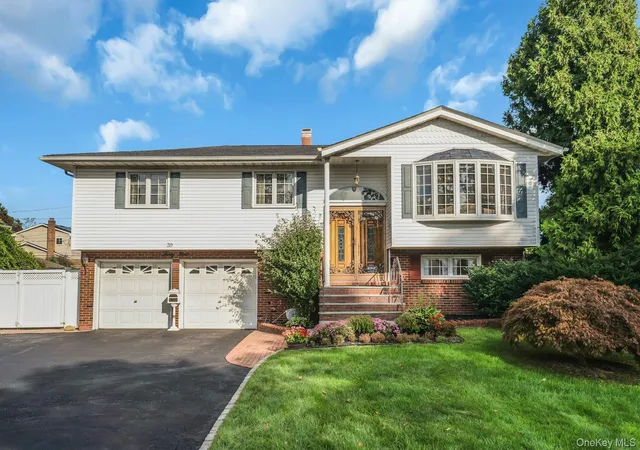 Single family home for sale at 39 Pawnee Dr, Smithtown, NY 11725 | MLS# 1052083