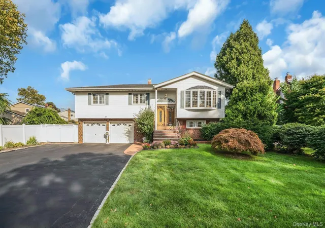 Photo 2 of Single family home for sale at 39 Pawnee Dr, Smithtown, NY 11725 | MLS# 1052083 | Listing updated on 2026-10-08