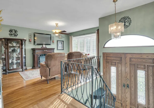 Photo 3 of Single family home for sale at 39 Pawnee Dr, Smithtown, NY 11725 | MLS# 1052083 | Listing updated on 2026-10-08
