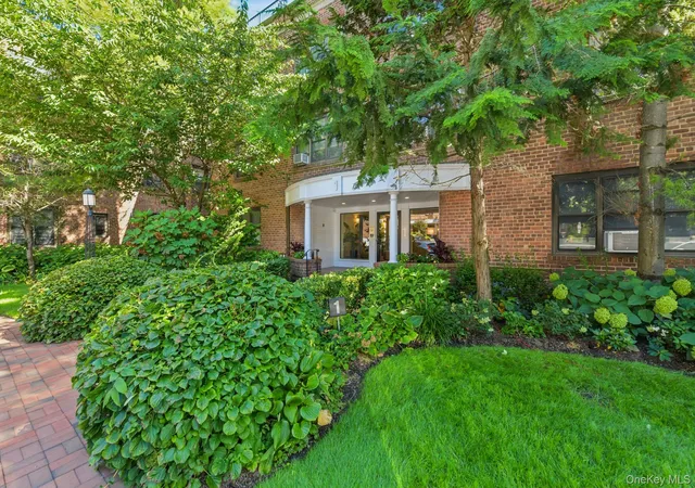 Condo for sale at 1 Town House Pl #2L, North Hempstead, NY 11021 | MLS# 1052098