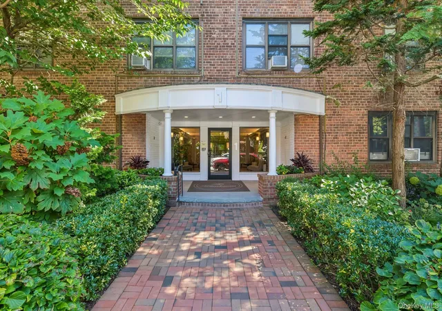 Photo 1 of House for sale at 1 Town House Pl #2L, North Hempstead, NY 11021 | MLS# 1052098 | Listing updated on 2026-09-18