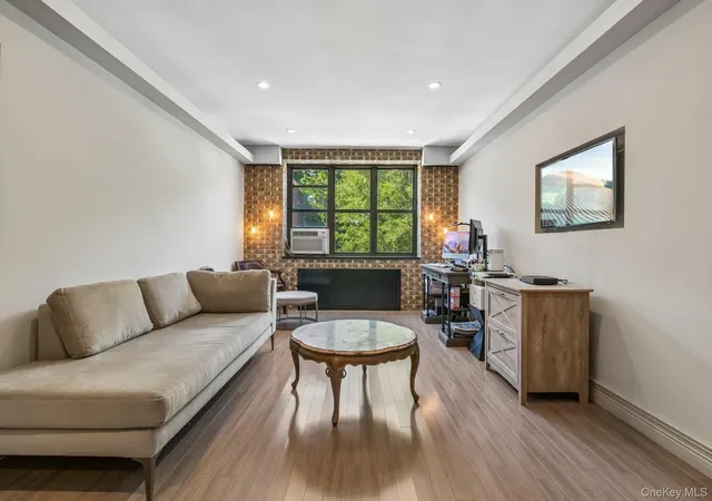 Photo 3 of House for sale at 1 Town House Pl #2L, North Hempstead, NY 11021 | MLS# 1052098 | Listing updated on 2026-09-18