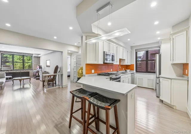Photo 4 of House for sale at 1 Town House Pl #2L, North Hempstead, NY 11021 | MLS# 1052098 | Listing updated on 2026-09-18