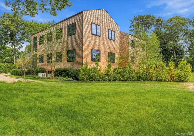 Photo 3 of Single family home for sale at 4 Linden Ln, Southampton, NY 11978 | MLS# 1052175 | Listing updated on 2026-09-19