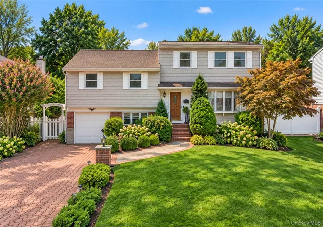 Photo 2 of Single family home for sale at 31 Colony Ln, Oyster Bay, NY 11791 | MLS# 1052202 | Listing updated on 2026-09-27